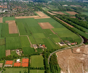 838679 Luchtfoto van het weide- en landbouwgebied tussen Bunnik en Zeist langs de Koelaan (rechts) overgaand in de ...